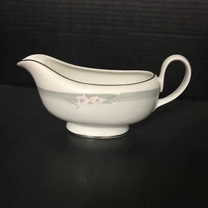 Royal Doulton Sophistication Fine China Footed Gravy Boat - Picture 1 of 7