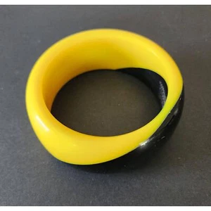 Bracciale vintage anni 50 giallo e nero grosso lucite, apertura 2,5" - Foto 1 di 5