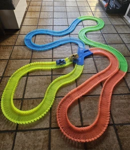 Große Traxx Rainbow Flexibile Rennbahn, Magic Tracks mit 2 Autos Länge ca.7Meter - Bild 1 von 13