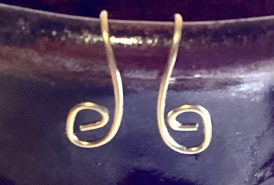 Design original de brincos de ouro 14k. Argola. Simples. Único. Artesanal/bom - Imagem 1 de 4