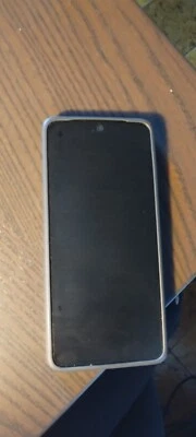 smartphone nero con cover e pellicola  - Immagine 1 di 3