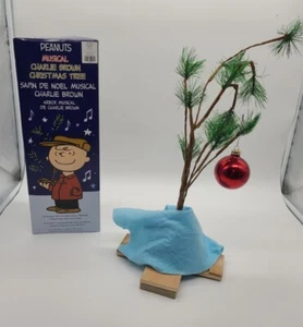 PEANUTS 2016 Charlie Brown Musical Christmas Tree - Picture 1 of 3