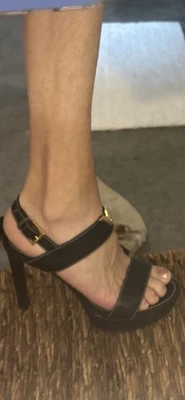 Zapatos Louis Vuitton de cuero negro talla 10 con herrajes dorados y costuras blancas Foto 1 de 4