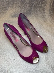 Betsey Johnson  Peep Toe Slip On Fuschia snake skin Pump Heels Size 6.5M - Picture 1 of 8