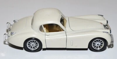 Modello auto Burago Jaguar XK 120  1948 bianco scala 1:24 made in Italy - Immagine 1 di 4