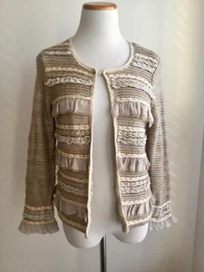 Neu mit Etikett Chico's Cardigan Pullover Rouge hellbraun hinreißende Rüschen Gr. Small UVP 69,99 $ - Bild 1 von 7