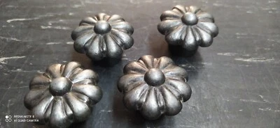 Pomolo A Forma Di Fiore  In Ferro Battuto  4 Pezzi - Immagine 1 di 4