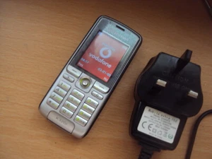 EASY BASIC ÄLTERE BILLIGE GROSSE KNÖPFE KINDER SONY ERICSSON K320I O2.TESCO, GIFFGAFF - Bild 1 von 5