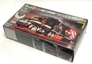SCATOLA DI MONTAGGIO REVELL CAMION TRUCK & TRAILER HARLEY DAVIDSON 1:32 VINTAGE - Foto 1 di 3
