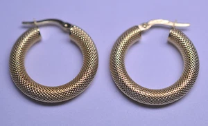 UNO A ERRE 14K GELBGOLD 7/8" STRUKTURIERTE RÖHRENREIFEN DURCHBOHRTE OHRRINGE ITALIEN - Bild 1 von 5
