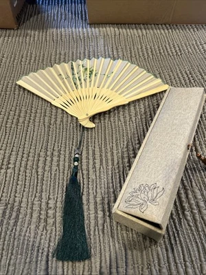 Abanico de madera de bambú vintage japonés ornamentado tallado a mano en caja original Foto 1 de 4