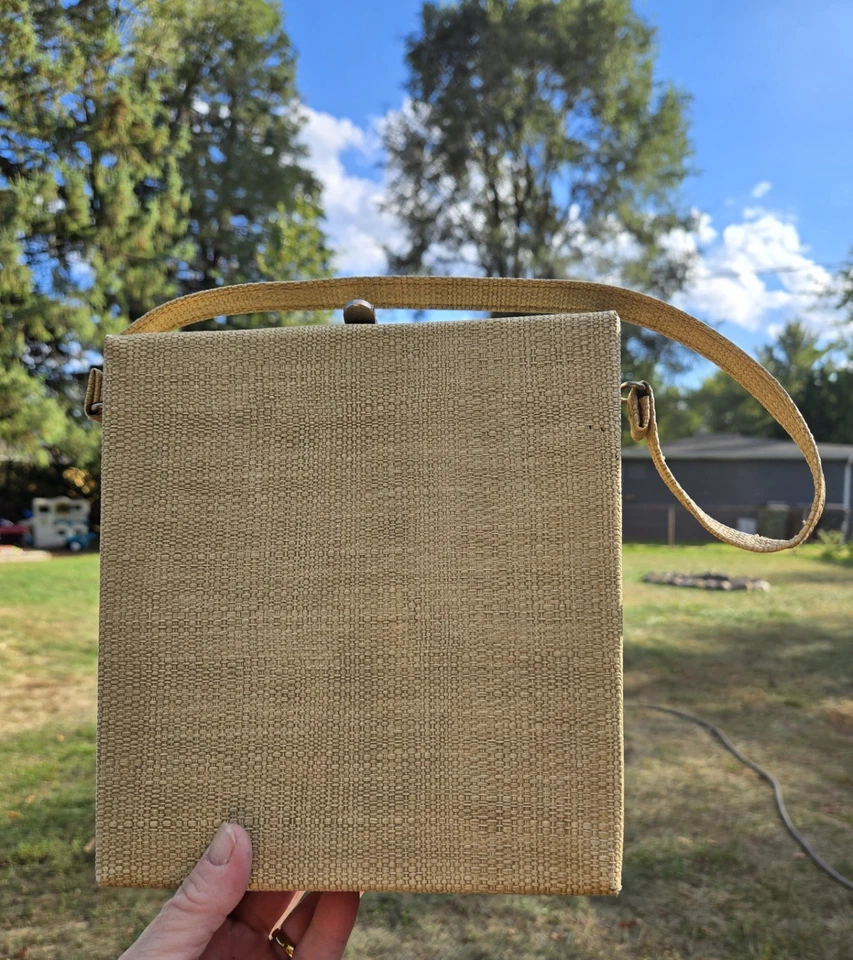 Bolsa de mão vintage década de 1950 em forma de caixa forrada de cetim zíper aro médio de metal - Imagem 1 de 4