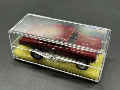 Modelo vintage de motor Pontiac GTO 1967 granate con neumáticos con letras blancas Foto 1 de 4