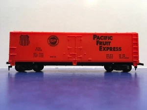 HO Scale "Pacific Fruit Express" PFE 77678 40’ Reefer Freight Train Car #4 - Picture 1 of 12