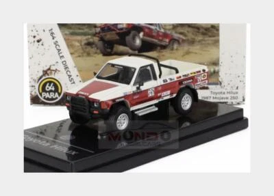 1:64 PARAGON Toyota Hilux Pick-Up Racing Lhd 1985 White Red PA-55527 - Immagine 1 di 2