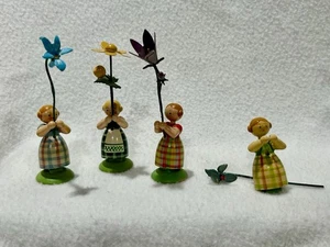 3 figure vintage Erzgebirge Holzkunst VEB Dresda Wooden Girls Flower Girls *BONUS* - Foto 1 di 11