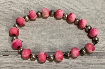 Pulsera Silvertone Cuentas de Madera Rosa Concienciación Cáncer de Mama De Colección Foto 1 de 4