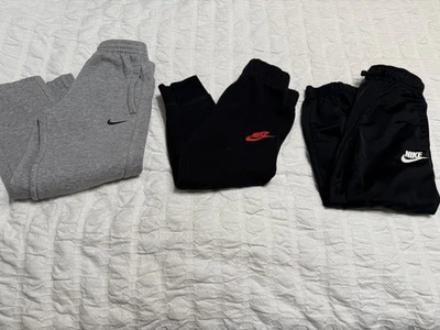 Pantalones deportivos Nike para niños 5 usados 3 pares de manchas Foto 1 de 4