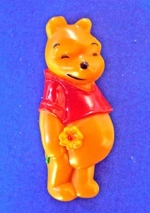 PIN de sello RARO de colección Winnie Pooh Disney Productions con broche FLOR 1975 - Imagen 1 de 2