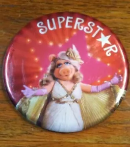 Spilla spilla bottone superstar Miss Piggy 1981 vintage - Foto 1 di 4