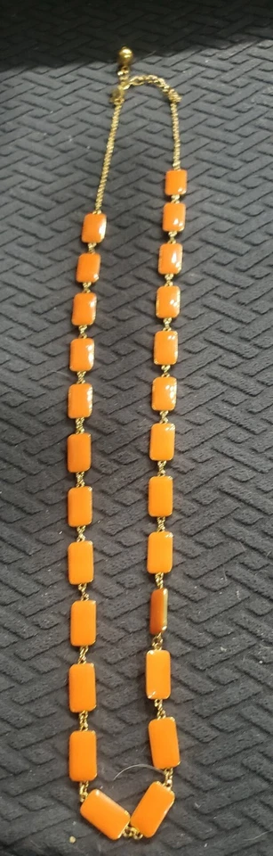 Collar de eslabones largos Kate Spade tono dorado esmalte naranja usado  Foto 1 de 4