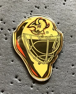 Buffalo Sabres Goalie Mask NHL Hockey Pin - Imagen 1 de 1