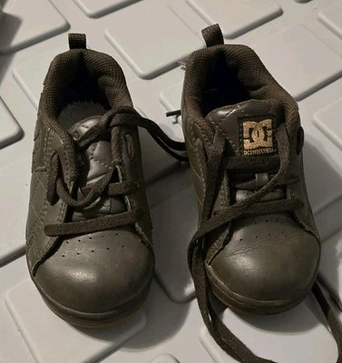 Zapatilla deportiva DC Court Graffik para niños pequeños talla 8 T marrón Foto 1 de 4