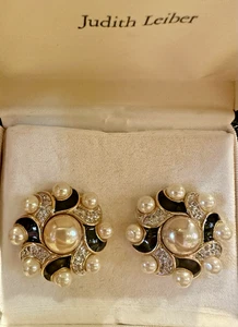 Pendientes de clip vintage Judith Leiber chapados en oro esmalte negro cristal y perlas - Imagen 1 de 4