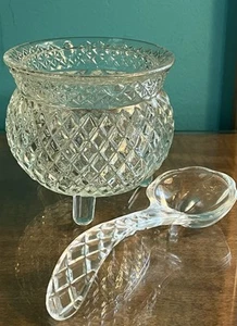 Pequeño cuenco de vidrio con corte de diamante con tres patas y cuchara de vidrio a juego, A-27 - Imagen 1 de 10