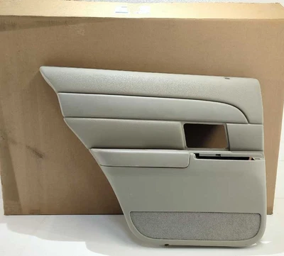 Nuevo panel de moldura de puerta trasera genuino Ford LH 2003-2011 Crown Victoria gris SWB Foto 1 de 4