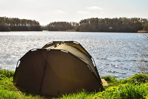 Karpfennachtfischen Bivvy, einfache Einrichtung, vorne mit Reißverschluss *UVP £169* - Bild 1 von 3