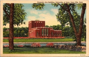 UNIVERSIDAD DE IOWA Edificio de Artes Dramáticas Iowa City, IA c1950 postal de lino - Imagen 1 de 2