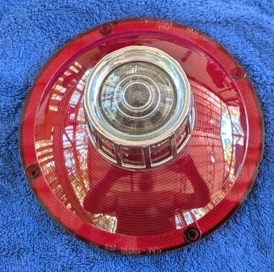 Lente de luz trasera con lente de respaldo NORS 1963 Ford Galaxie (excepto 500) TMC-2200  Foto 1 de 4