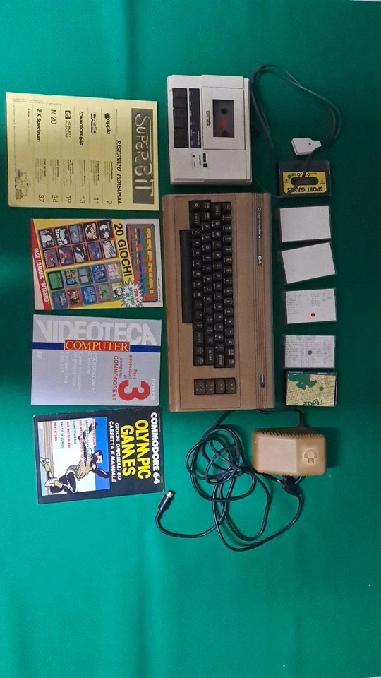 Commodore 64 con alimentatore, registratore e cassette e fascicoli - Immagine 1 di 4