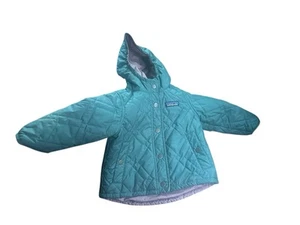 CHAQUETA CON CAPUCHA ACOLCHADA DIAMANTE REVERSIBLE PATAGONIA 2T ROSA LLUVIA/VERDE AZULADO ¡PERFECTA!! - Imagen 1 de 2