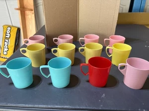 Lote De Colección De 12 Tazas De Plástico MCM Gothamware Con Asas Rosa Amarillo Rojo Azul - Imagen 1 de 7