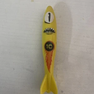 Toypedo deslizante Swim Ways piscina amarilla 5" juguete acuático pequeño - Imagen 1 de 6