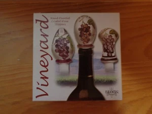 Block Basics VINEYARD Kristall handbemalt Wein Stopfen (Set mit 3 Stilen) ~ Neu im Karton - Bild 1 von 5