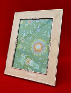 SILVER METAL / CREAM ENAMELLED PHOTO FRAME - 5 x 7 INCH PHOTOGRAPH - SUPER COND! - Picture 1 of 4