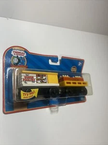 THOMAS & FRIENDS FERROVIA IN LEGNO 2007 SODOR CARROZZE POLLO LC99135 - Foto 1 di 4