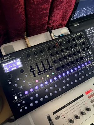 Roland - SH-4D synthesiser. 5 part Multitimberal.  update 2.0 installed  - Image 1 of 4