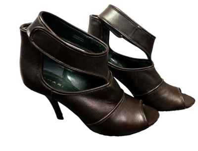 Correa de tobillo Tahari Laila para mujer de cuero marrón oscuro punta abierta de 3,5" talla 8M Foto 1 de 4