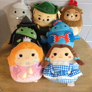 Il Mago di Oz 85° Anniversario Squishmallow Originali Set Completo di 7 Nuovi con etichette - Foto 1 di 10