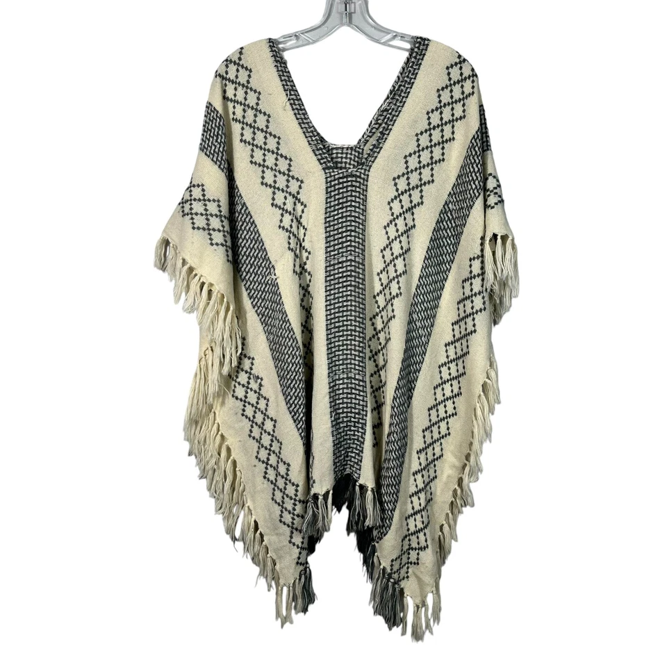 Poncho bohemio envolvente Free People crema y gris estampado nórdico con flecos OS Boho Foto 1 de 4