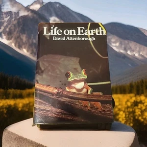 Life on Earth by David Attenborough Hardcover TV Adaption - Picture 1 of 8