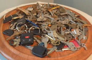 Lot of  200 Keys 3.5+ Pounds House Car Padlocks Crafts Vintage Lots Of Variety - Picture 1 of 6