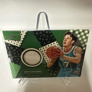 2025-26 Topps Basketball Holiday Relic Kon Knueppel RC Charlotte Hornetts #HR-3 - Bild 1 von 6