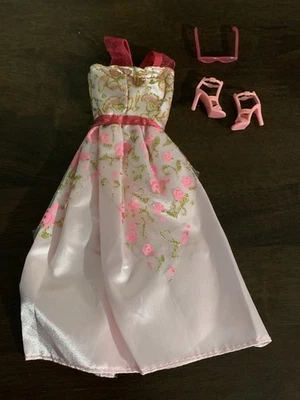 芭比娃娃粉色金色礼服粉色高跟鞋和粉红色太阳镜 — 第 1/2 张图片