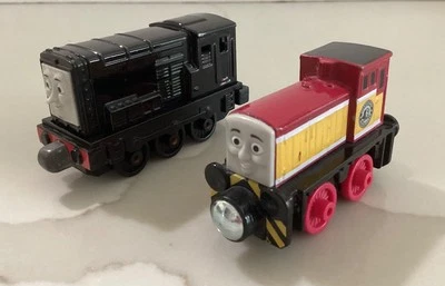 Trenes magnéticos fundidos a presión Thomas Train & Friends - diésel y dardo Foto 1 de 4