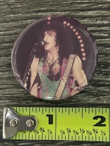 Botón de beso Pin Insignia Animalize Gira de Conciertos Paul Stanley Cantando Beso De Colección - Imagen 1 de 2